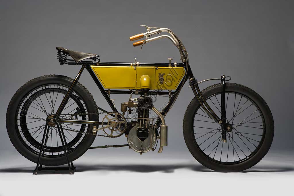 Moto d'epoca Griffon tipo Corsa.Marca: Griffon - Zedelmodello: Tipo Corsanazione: Franciaanno: 1904condizioni: restauratacilindrata: 500 cc.motore: monocilindrico a valvole laterali Nata nel 1902 la Griffon inizia subito a produrre moto da corsa da vendere ai privati. Fin dal primo anno inizia a mietere quei successi che la resero famosa in tutta Europa. Già nel 1904 esporta le proprie motociclette in Australia, America e Sud Africa. Questo esemplare, che partecipò alla Paris - Bordeaux - Paris,  è del tutto simile alle Griffon che vinsero le gare di Deauville, Dourdan, Chateau-Thierry e Gaillon. Monta il gruppo ruttore in una nicchia ricavata nel serbatoio per proteggere i contatti dall'acqua e dalla polvere.La marca Griffon venne assorbita dalla Peugeot nel '27 e continuò a produrre fino al '55.