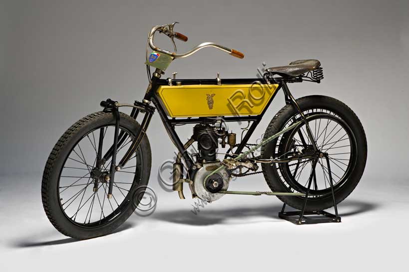 Vintage motorcycle “Griffon Tipo Corsa”Brand: Griffon - Zedelmodel: Tipo Corsacountry: Franceyear: 1904condition: restoreddisplacement: 500 ccengine: single-cylinder with side valvesFounded in 1902, Griffon immediately began producing racing motorcycles to sell to private individuals. From the very first year, it began to reap the successes that made it famous throughout Europe. Already in 1904, it exported its motorcycles to Australia, America and South Africa. This model, which took part in the Paris - Bordeaux - Paris, is completely similar to the Griffons that won the races of Deauville, Dourdan, Chateau-Thierry and Gaillon.It mounts the circuit breaker group in a niche in the tank to protect the contacts from water and dust.The Griffon brand was absorbed by Peugeot in 1927 and continued production until 1955.