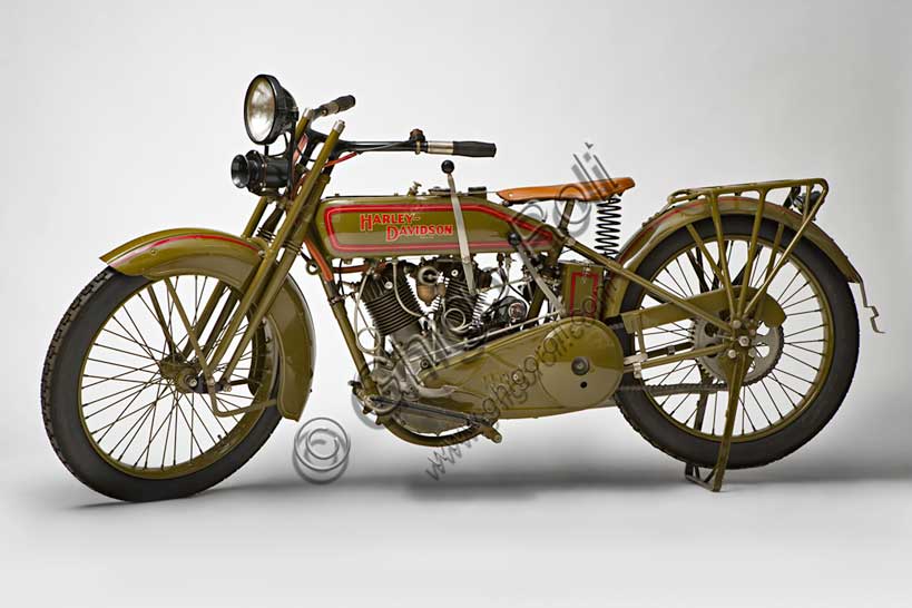 Moto d'epoca “Harley-Davidson 22 JD”Marca: Harley-Davidsonmodello: 22 JDnazione: U.S.A. - Milwaukeeanno: 1922condizioni: restauratacilindrata: 1213 (74 cubic inch)motore: Bicilindrico a V di 45°a valvole contrappostecambio: a tre rapportiGià dal 1920 la H-D, fondata nel 1903 da William Harley e Arthur Davidson, era divenuta la prima casa motociclistica al mondo, con rappresentanze in 67 paesi e 28.189 moto prodotte. Nello stesso anno il pilota Leslie "Red" Parkhurst aveva bruciato 23 record mondiali di velocità. Il 28 aprile 1921 fu una Harley a superare, prima al mondo, la velocità di 100 mph (160 km/h).Nel '22 il bicilindrico siglato JD viene portato a 74 pollici cubici di cilindrata (1213 cc.) e rimane il punto più alto dello sviluppo di questo tipo di motore a valvola di aspirazione in testa.