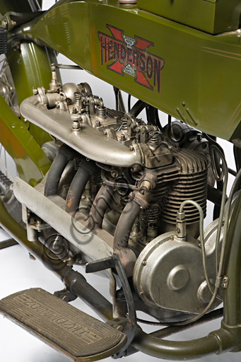 Moto d'epoca Henderson 1100 mod G. Motore.Marca: Henderson & Supply Co.modello: 1100 mod Gnazione: U.S.A. - Detroit / Chicagoanno: 1917condizioni: restauratacilindrata: 1068 (alesaggio e corsa motore: quattro cilindri in linea a valvole contrappostecambio: Il marchio Henderson è legato indissolubilmente al quattro cilindri più noto e amato degli U.S.A. Purtroppo, a causa di difficoltà economiche, la Henderson sarà acquisita già nel '17 dalla Excelsior che trasferirà gli stabilimenti a Chicago. Fu a bordo di una Henderson quattro cilindri che Carl Stearns Clancy di New York fece per primo il giro del mondo in moto (era il 1913 e questo la dice lunga sull'affidabilità di questa moto...). Caratteristiche particolari:  Ha forcella anteriore a ruota tirata, con biscottini inferiori e molle racchiusi in astucci tubolari. Ha valvole contrapposte con aspirazione in testa e scarico laterali, comandate da un unico asse a cammes sulla destra del basamento.Questo esemplare è la prima moto storica iscritta all'ASI e porta il numero di iscrizione 0001.