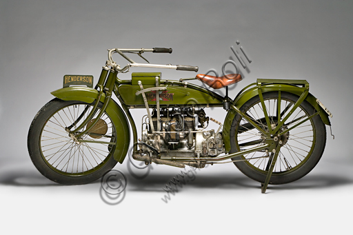 Vintage motorcycle Henderson 1100 mod G.Brand: Henderson & Supply Co.model: 1100 mod Gcountry: U.S.A. - Detroit / Chicagoyear: 1917conditions: restoreddisplacement: 1068 engine: four cylinders in line with opposite valvesThe Henderson brand is inextricably linked to the best known and loved four-cylinder of the U.S. Unfortunately, due to economic difficulties, Henderson has been acquired already in '17 by Excelsior who transfer the factories to Chicago. It was aboard a four-cylinder Henderson that Carl Stearns Clancy of New York was the first to travel around the world on a motorbike (it was 1913 and this speaks volumes about the reliability of this bike ...). Special features: It has a front fork with a pulled wheel, with lower biscuits and springs enclosed in tubular cases. It has opposite valves with overhead intake and lateral discharge, controlled by a single cam axis on the r