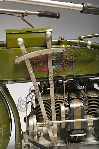 Moto d'epoca Henderson 1100 mod G.Marca: Henderson & Supply Co.modello: 1100 mod Gnazione: U.S.A. - Detroit / Chicagoanno: 1917condizioni: restauratacilindrata: 1068 (alesaggio e corsa motore: quattro cilindri in linea a valvole contrappostecambio: Il marchio Henderson è legato indissolubilmente al quattro cilindri più noto e amato degli U.S.A. Purtroppo, a causa di difficoltà economiche, la Henderson sarà acquisita già nel '17 dalla Excelsior che trasferirà gli stabilimenti a Chicago. Fu a bordo di una Henderson quattro cilindri che Carl Stearns Clancy di New York fece per primo il giro del mondo in moto (era il 1913 e questo la dice lunga sull'affidabilità di questa moto...). Caratteristiche particolari:  Ha forcella anteriore a ruota tirata, con biscottini inferiori e molle racchiusi in astucci tubolari. Ha valvole contrapposte con aspirazione in testa e scarico laterali, comandate da un unico asse a cammes sulla destra del basamento.Questo esemplare è la prima moto storica iscritta all'ASI e porta il numero di iscrizione 0001.