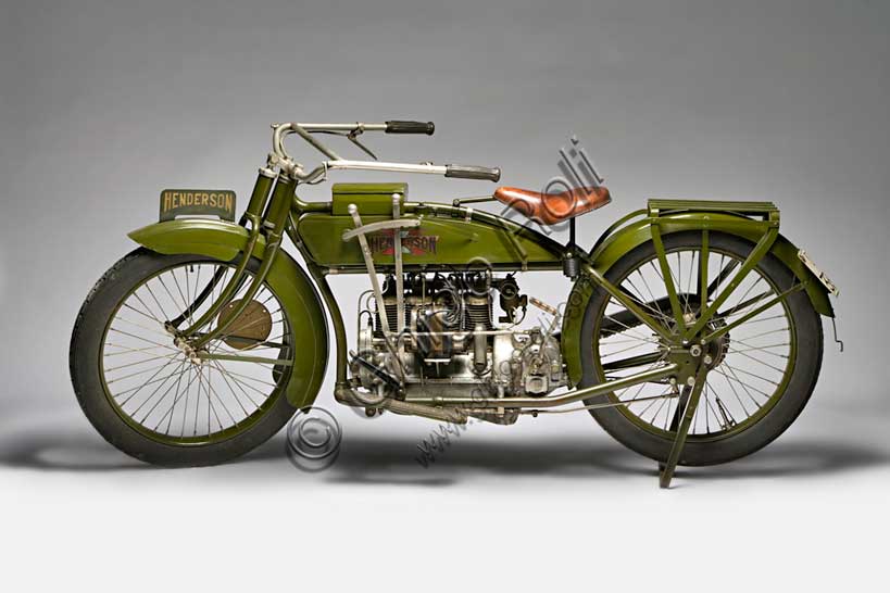 Vintage motorcycle Henderson 1100 mod G.Brand: Henderson & Supply Co.model: 1100 mod Gcountry: U.S.A. - Detroit / Chicagoyear: 1917conditions: restoreddisplacement: 1068 engine: four cylinders in line with opposite valvesThe Henderson brand is inextricably linked to the best known and loved four-cylinder of the U.S. Unfortunately, due to economic difficulties, Henderson has been acquired already in '17 by Excelsior who transfer the factories to Chicago. It was aboard a four-cylinder Henderson that Carl Stearns Clancy of New York was the first to travel around the world on a motorbike (it was 1913 and this speaks volumes about the reliability of this bike ...). Special features: It has a front fork with a pulled wheel, with lower biscuits and springs enclosed in tubular cases. It has opposite valves with overhead intake and lateral discharge, controlled by a single cam axis on the r