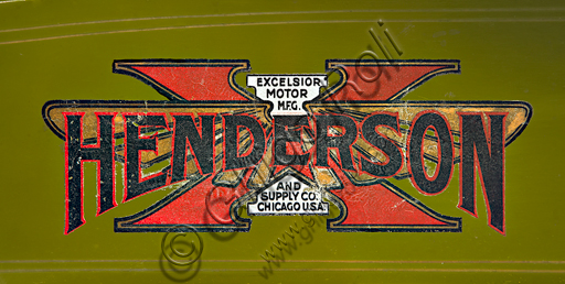 Moto d'epoca Henderson 1100 mod G.Marca: Henderson & Supply Co.modello: 1100 mod Gnazione: U.S.A. - Detroit / Chicagoanno: 1917condizioni: restauratacilindrata: 1068 (alesaggio e corsa motore: quattro cilindri in linea a valvole contrappostecambio: Il marchio Henderson è legato indissolubilmente al quattro cilindri più noto e amato degli U.S.A. Purtroppo, a causa di difficoltà economiche, la Henderson sarà acquisita già nel '17 dalla Excelsior che trasferirà gli stabilimenti a Chicago. Fu a bordo di una Henderson quattro cilindri che Carl Stearns Clancy di New York fece per primo il giro del mondo in moto (era il 1913 e questo la dice lunga sull'affidabilità di questa moto...). Caratteristiche particolari:  Ha forcella anteriore a ruota tirata, con biscottini inferiori e molle racchiusi in astucci tubolari. Ha valvole contrapposte con aspirazione in testa e scarico laterali, comandate da un unico asse a cammes sulla destra del basamento.Questo esemplare è la prima moto storica iscritta all'ASI e porta il numero di iscrizione 0001.