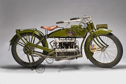 Moto d'epoca Henderson 1100 mod G.Marca: Henderson & Supply Co.modello: 1100 mod Gnazione: U.S.A. - Detroit / Chicagoanno: 1917condizioni: restauratacilindrata: 1068 (alesaggio e corsa motore: quattro cilindri in linea a valvole contrappostecambio: Il marchio Henderson è legato indissolubilmente al quattro cilindri più noto e amato degli U.S.A. Purtroppo, a causa di difficoltà economiche, la Henderson sarà acquisita già nel '17 dalla Excelsior che trasferirà gli stabilimenti a Chicago. Fu a bordo di una Henderson quattro cilindri che Carl Stearns Clancy di New York fece per primo il giro del mondo in moto (era il 1913 e questo la dice lunga sull'affidabilità di questa moto...). Caratteristiche particolari:  Ha forcella anteriore a ruota tirata, con biscottini inferiori e molle racchiusi in astucci tubolari. Ha valvole contrapposte con aspirazione in testa e scarico laterali, comandate da un unico asse a cammes sulla destra del basamento.Questo esemplare è la prima moto storica iscritta all'ASI e porta il numero di iscrizione 0001.