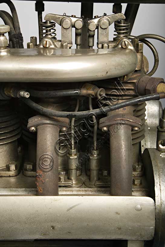 Vintage motorcycle Henderson 1100 mod G.Brand: Henderson & Supply Co.model: 1100 mod Gcountry: U.S.A. - Detroit / Chicagoyear: 1917conditions: restoreddisplacement: 1068 engine: four cylinders in line with opposite valvesThe Henderson brand is inextricably linked to the best known and loved four-cylinder of the U.S. Unfortunately, due to economic difficulties, Henderson has been acquired already in '17 by Excelsior who transfer the factories to Chicago. It was aboard a four-cylinder Henderson that Carl Stearns Clancy of New York was the first to travel around the world on a motorbike (it was 1913 and this speaks volumes about the reliability of this bike ...). Special features: It has a front fork with a pulled wheel, with lower biscuits and springs enclosed in tubular cases. It has opposite valves with overhead intake and lateral discharge, controlled by a single cam axis on the r