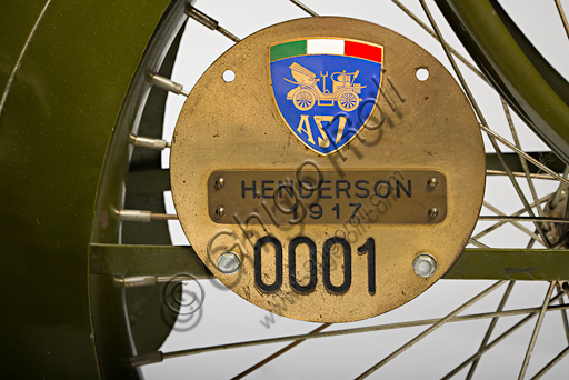 Moto d'epoca Henderson 1100 mod G.Marca: Henderson & Supply Co.modello: 1100 mod Gnazione: U.S.A. - Detroit / Chicagoanno: 1917condizioni: restauratacilindrata: 1068 (alesaggio e corsa motore: quattro cilindri in linea a valvole contrappostecambio: Il marchio Henderson è legato indissolubilmente al quattro cilindri più noto e amato degli U.S.A. Purtroppo, a causa di difficoltà economiche, la Henderson sarà acquisita già nel '17 dalla Excelsior che trasferirà gli stabilimenti a Chicago. Fu a bordo di una Henderson quattro cilindri che Carl Stearns Clancy di New York fece per primo il giro del mondo in moto (era il 1913 e questo la dice lunga sull'affidabilità di questa moto...). Caratteristiche particolari:  Ha forcella anteriore a ruota tirata, con biscottini inferiori e molle racchiusi in astucci tubolari. Ha valvole contrapposte con aspirazione in testa e scarico laterali, comandate da un unico asse a cammes sulla destra del basamento.Questo esemplare è la prima moto storica iscritta all'ASI e porta il numero di iscrizione 0001.