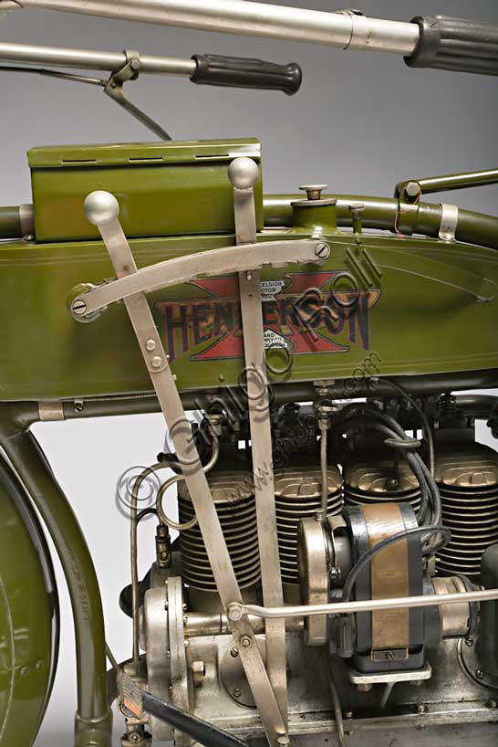 Vintage motorcycle Henderson 1100 mod G.Brand: Henderson & Supply Co.model: 1100 mod Gcountry: U.S.A. - Detroit / Chicagoyear: 1917conditions: restoreddisplacement: 1068 engine: four cylinders in line with opposite valvesThe Henderson brand is inextricably linked to the best known and loved four-cylinder of the U.S. Unfortunately, due to economic difficulties, Henderson has been acquired already in '17 by Excelsior who transfer the factories to Chicago. It was aboard a four-cylinder Henderson that Carl Stearns Clancy of New York was the first to travel around the world on a motorbike (it was 1913 and this speaks volumes about the reliability of this bike ...). Special features: It has a front fork with a pulled wheel, with lower biscuits and springs enclosed in tubular cases. It has opposite valves with overhead intake and lateral discharge, controlled by a single cam axis on the r