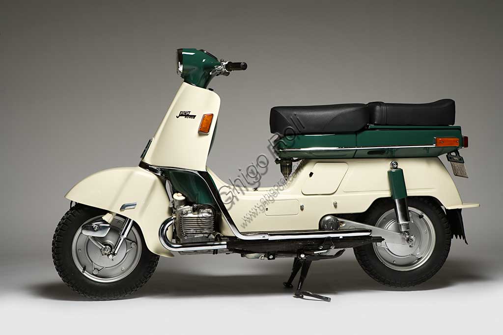 Moto d'epoca Honda Juno M 85. Scooter.Marca: Hondamodello: Juno M 85nazione: Giapponeanno: 1963condizioni: restauratocilindrata: 168,9 (alesaggio e corsa 50 x 43)motore: bicilindrico boxer a valvole in testacambio:  mediante variatore idraulico continuoAnche il colosso giapponese tentò la strada degli scooter. Questo Juno M 85, continuando un progetto iniziato negli anni '50, è probabilmente lo scooter dalla meccanica più raffinata che si conosca. Fu schiacciato in patria dalla concorrenza degli scooter Fuji e Mitsubishi. In Europa non arrivò mai. Ne esistono solo due esemplari.