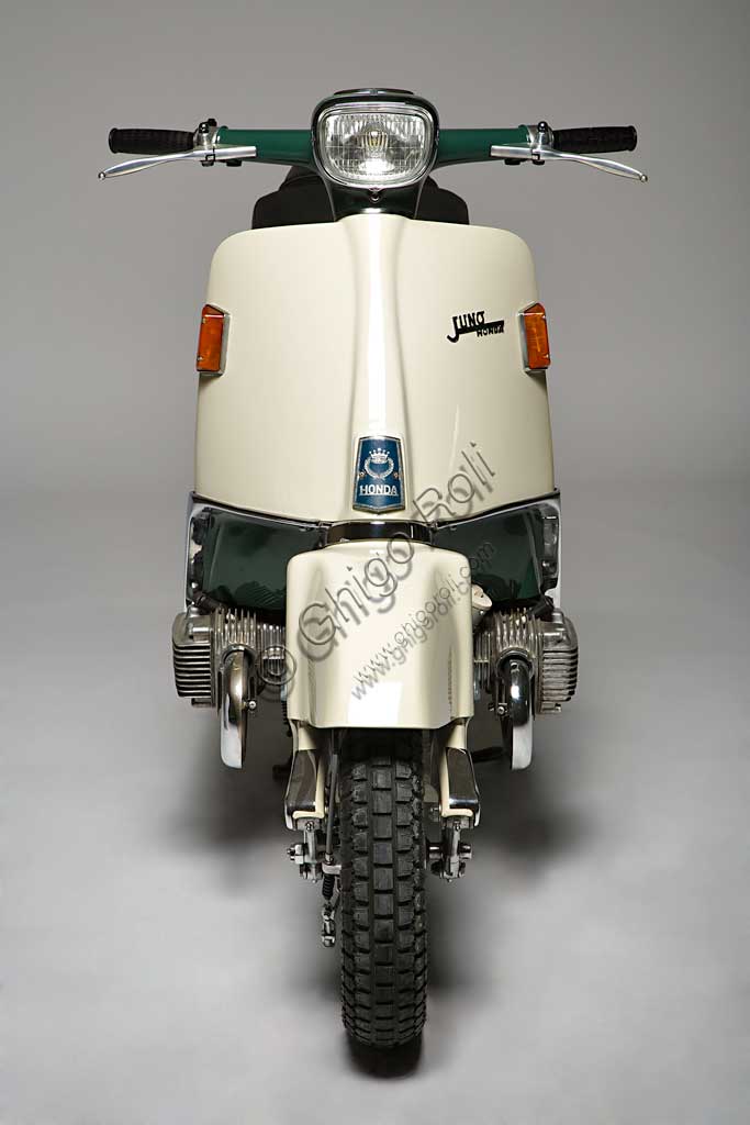 Moto d'epoca Honda Juno M 85. Scooter.Marca: Hondamodello: Juno M 85nazione: Giapponeanno: 1963condizioni: restauratocilindrata: 168,9 (alesaggio e corsa 50 x 43)motore: bicilindrico boxer a valvole in testacambio:  mediante variatore idraulico continuoAnche il colosso giapponese tentò la strada degli scooter. Questo Juno M 85, continuando un progetto iniziato negli anni '50, è probabilmente lo scooter dalla meccanica più raffinata che si conosca. Fu schiacciato in patria dalla concorrenza degli scooter Fuji e Mitsubishi. In Europa non arrivò mai. Ne esistono solo due esemplari.