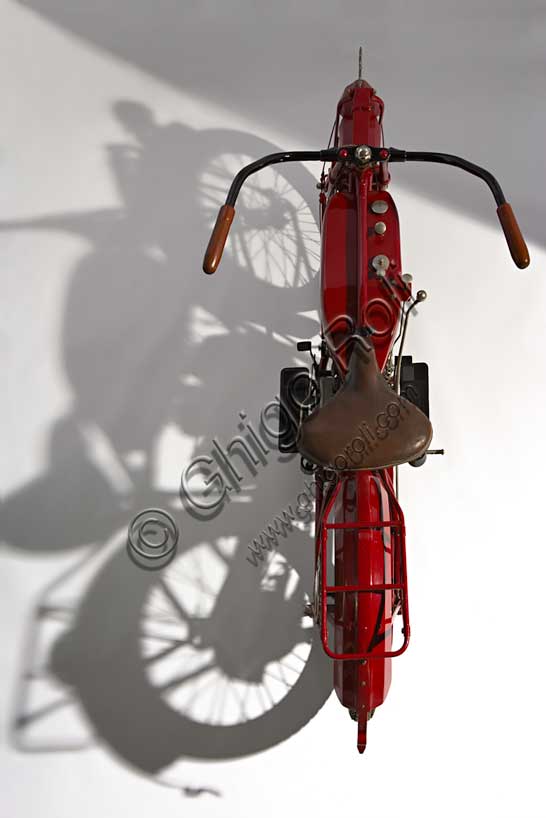 Vintage motorcycle “Indian Scout”Brand: Indianmodel: Scoutcountry: U.S.A. - Springfieldyear: 1925condition: restoreddisplacement: 600 cc. (bore and stroke 70 x 78)engine: 42° V-twingearbox: three-speed blockOf the numerous American brands, decimated in part by the crisis of '29, in part by the very aggressive commercial policy of Harley-Davidson which would later become a de facto monopolist, only Indian managed to compete successfully for many years, before disappearing.Designed by Charles B. Franklin, the first model of the Indian Scout appeared in 1920 and immediately earned a just reputation for great reliability combined with high performance. In the same year, in Australia, it conquered the 24-hour record by covering 1793 km. Uncommon for American motorcycles, it was also appreciated for its excellent handling. Even today it is considered one of the most beautiful motorcycles made in the States.