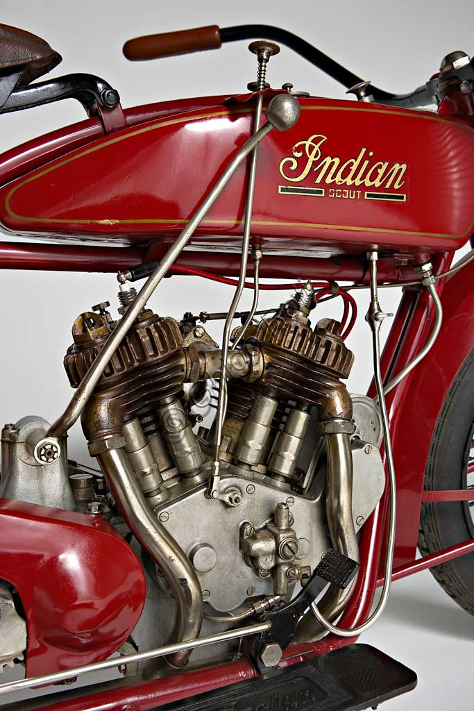 Moto d'epoca Indian Scout.Marca: Indianmodello: Scoutnazione: U.S.A. - Springfieldanno: 1925condizioni: restauratacilindrata: 600 cc. (alesaggio e corsa 70 x 78)motore: Bicilindrico a V di 42°cambio: in blocco a tre rapportiDelle numerose marche statunitensi, falcidiate in parte dalla crisi del '29, in parte dalla politica commerciale molto aggressiva di quella Harley-Davidson che diventerà poi di fatto monopolista, solo la Indian riuscì a competere con successo per molti anni, prima di scomparire.Progettato da Charles B. Franklin, il primo modello della Indian Scout apparve nel 1920 e si guadagnò subito una giusta reputazione di grande affidabilità unita ad elevate prestazioni. Nello stesso anno, in Australia,  conquistò il record delle 24 ore coprendo 1793 km. Cosa non comune per le moto americane, si fece apprezzare anche per l'ottima manovrabilità. Ancor oggi è ritenuta una delle più belle motociclette fabbricate negli States.