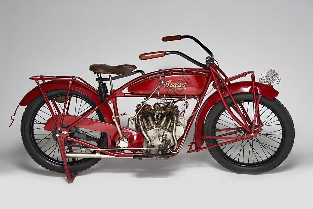 Moto d'epoca Indian Scout.Marca: Indianmodello: Scoutnazione: U.S.A. - Springfieldanno: 1925condizioni: restauratacilindrata: 600 cc. (alesaggio e corsa 70 x 78)motore: Bicilindrico a V di 42°cambio: in blocco a tre rapportiDelle numerose marche statunitensi, falcidiate in parte dalla crisi del '29, in parte dalla politica commerciale molto aggressiva di quella Harley-Davidson che diventerà poi di fatto monopolista, solo la Indian riuscì a competere con successo per molti anni, prima di scomparire.Progettato da Charles B. Franklin, il primo modello della Indian Scout apparve nel 1920 e si guadagnò subito una giusta reputazione di grande affidabilità unita ad elevate prestazioni. Nello stesso anno, in Australia,  conquistò il record delle 24 ore coprendo 1793 km. Cosa non comune per le moto americane, si fece apprezzare anche per l'ottima manovrabilità. Ancor oggi è ritenuta una delle più belle motociclette fabbricate negli States.