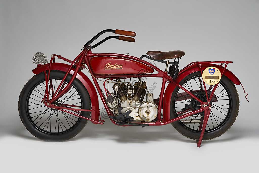 Moto d'epoca Indian Scout.Marca: Indianmodello: Scoutnazione: U.S.A. - Springfieldanno: 1925condizioni: restauratacilindrata: 600 cc. (alesaggio e corsa 70 x 78)motore: Bicilindrico a V di 42°cambio: in blocco a tre rapportiDelle numerose marche statunitensi, falcidiate in parte dalla crisi del '29, in parte dalla politica commerciale molto aggressiva di quella Harley-Davidson che diventerà poi di fatto monopolista, solo la Indian riuscì a competere con successo per molti anni, prima di scomparire.Progettato da Charles B. Franklin, il primo modello della Indian Scout apparve nel 1920 e si guadagnò subito una giusta reputazione di grande affidabilità unita ad elevate prestazioni. Nello stesso anno, in Australia,  conquistò il record delle 24 ore coprendo 1793 km. Cosa non comune per le moto americane, si fece apprezzare anche per l'ottima manovrabilità. Ancor oggi è ritenuta una delle più belle motociclette fabbricate negli States.