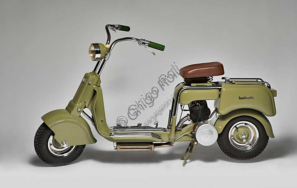 Moto d'epoca Lambretta 125 m (A). Scooter.Marca: Innocentimodello: Lambretta 125 m (A)nazione: Italia - Milanoanno: 1947condizioni: restauratacilindrata: 123 cc. (alesaggio e corsa 52 x 58)motore: monocilindrico a due tempicambio: a pedale a tre rapportiIl toscano Ferdinando Innocenti, dopo aver iniziato lavorando con il padre Dante, fabbro e commerciante di ferramenta, fu attivo come industriale già dal 1920. Entrato nel settore dei tubi in acciaio, produsse su licenza i tubi Mannesmann senza saldatura e fondò la Dalmine Innocenti nota per i suoi tubi da ponteggi, che utilizzano un sistema di montaggio rapido. Durante la Seconda Guerra Mondiale, gli stabilimenti di Lambrate produssero prevalentemente armamenti e si ingrandirono notevolmente. Al termine della guerra il piano di riconversione prevedeva, oltre alla costruzione di impianti siderurgici, un veicolo di grande diffusione popolare e a bassi costi. Stava per nascere la Lambretta.Conosciuta poi come modello A questa lambretta m (per motoscooter), fu il primo, elegante, sobrio e razionale  modello della casa.