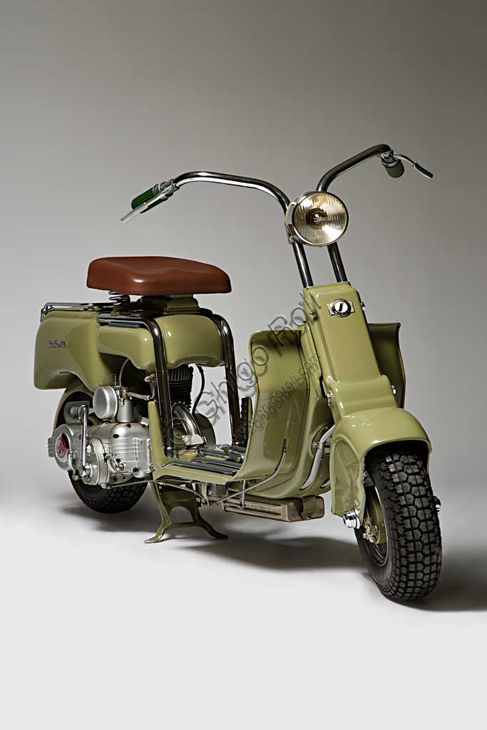 Moto d'epoca Lambretta 125 m (A). Scooter.Marca: Innocentimodello: Lambretta 125 m (A)nazione: Italia - Milanoanno: 1947condizioni: restauratacilindrata: 123 cc. (alesaggio e corsa 52 x 58)motore: monocilindrico a due tempicambio: a pedale a tre rapportiIl toscano Ferdinando Innocenti, dopo aver iniziato lavorando con il padre Dante, fabbro e commerciante di ferramenta, fu attivo come industriale già dal 1920. Entrato nel settore dei tubi in acciaio, produsse su licenza i tubi Mannesmann senza saldatura e fondò la Dalmine Innocenti nota per i suoi tubi da ponteggi, che utilizzano un sistema di montaggio rapido. Durante la Seconda Guerra Mondiale, gli stabilimenti di Lambrate produssero prevalentemente armamenti e si ingrandirono notevolmente. Al termine della guerra il piano di riconversione prevedeva, oltre alla costruzione di impianti siderurgici, un veicolo di grande diffusione popolare e a bassi costi. Stava per nascere la Lambretta.Conosciuta poi come modello A questa lambretta m (per motoscooter), fu il primo, elegante, sobrio e razionale  modello della casa.