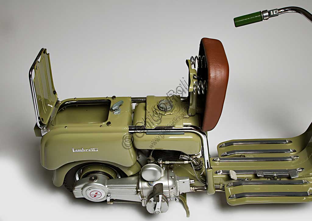 Moto d'epoca Lambretta 125 m (A). Scooter.Marca: Innocentimodello: Lambretta 125 m (A)nazione: Italia - Milanoanno: 1947condizioni: restauratacilindrata: 123 cc. (alesaggio e corsa 52 x 58)motore: monocilindrico a due tempicambio: a pedale a tre rapportiIl toscano Ferdinando Innocenti, dopo aver iniziato lavorando con il padre Dante, fabbro e commerciante di ferramenta, fu attivo come industriale già dal 1920. Entrato nel settore dei tubi in acciaio, produsse su licenza i tubi Mannesmann senza saldatura e fondò la Dalmine Innocenti nota per i suoi tubi da ponteggi, che utilizzano un sistema di montaggio rapido. Durante la Seconda Guerra Mondiale, gli stabilimenti di Lambrate produssero prevalentemente armamenti e si ingrandirono notevolmente. Al termine della guerra il piano di riconversione prevedeva, oltre alla costruzione di impianti siderurgici, un veicolo di grande diffusione popolare e a bassi costi. Stava per nascere la Lambretta.Conosciuta poi come modello A questa lambretta m (per motoscooter), fu il primo, elegante, sobrio e razionale  modello della casa.