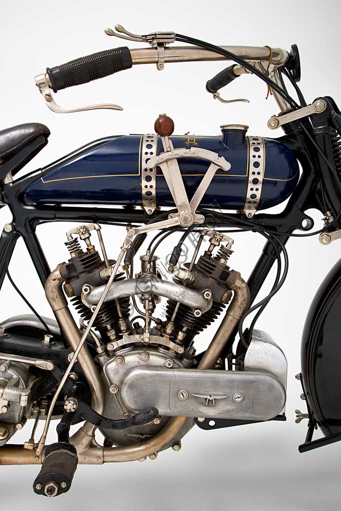 Moto d'epoca Martinsyde 500 Sports Marca: Martinsydemodello: 500 Sportsnazione: Regno Unito - Wokinganno: 1922condizioni: restauratacilindrata: 497,3 (alesaggio e corsa 60 x 88)motore: bicilindrico a V  i.o.e. (a valvole contrapposte, scarico in testa)cambio: AJS a tre rapportiFondata nel 1908 da Helmuth Paul Martin e George Harris Handasyde, la Martinsyde fu la terza azienda britannica per la produzione di aeroplani durante la Prima Guerra Mondiale. Alla fine della guerra, calato il bisogno di aerei, iniziò a produrre motociclette. Ma nel 1922 un disastroso incendio rase al suolo lo stabilimento e la Martinsyde fu liquidata.Nella sua breve storia la Martinsyde diede vita a un 350 monocilindrico, e a tre bicilindrici a valvole contrapposte, su progetto di Howard Newman: un 680 cc, un 740 cc e questo bellissimo Sports di 500. Di tutta la produzione sopravvivono solo 19 esemplari.