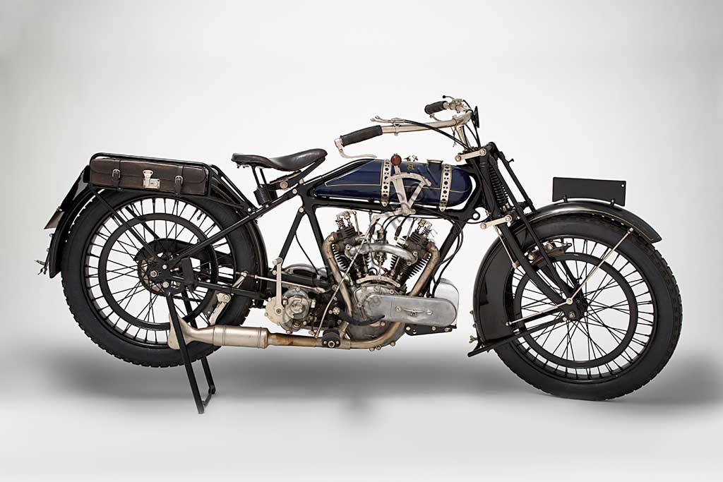 Moto d'epoca Martinsyde 500 Sports Marca: Martinsydemodello: 500 Sportsnazione: Regno Unito - Wokinganno: 1922condizioni: restauratacilindrata: 497,3 (alesaggio e corsa 60 x 88)motore: bicilindrico a V  i.o.e. (a valvole contrapposte, scarico in testa)cambio: AJS a tre rapportiFondata nel 1908 da Helmuth Paul Martin e George Harris Handasyde, la Martinsyde fu la terza azienda britannica per la produzione di aeroplani durante la Prima Guerra Mondiale. Alla fine della guerra, calato il bisogno di aerei, iniziò a produrre motociclette. Ma nel 1922 un disastroso incendio rase al suolo lo stabilimento e la Martinsyde fu liquidata.Nella sua breve storia la Martinsyde diede vita a un 350 monocilindrico, e a tre bicilindrici a valvole contrapposte, su progetto di Howard Newman: un 680 cc, un 740 cc e questo bellissimo Sports di 500. Di tutta la produzione sopravvivono solo 19 esemplari.