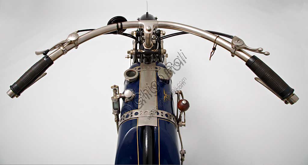 Moto d'epoca Martinsyde 500 Sports Marca: Martinsydemodello: 500 Sportsnazione: Regno Unito - Wokinganno: 1922condizioni: restauratacilindrata: 497,3 (alesaggio e corsa 60 x 88)motore: bicilindrico a V  i.o.e. (a valvole contrapposte, scarico in testa)cambio: AJS a tre rapportiFondata nel 1908 da Helmuth Paul Martin e George Harris Handasyde, la Martinsyde fu la terza azienda britannica per la produzione di aeroplani durante la Prima Guerra Mondiale. Alla fine della guerra, calato il bisogno di aerei, iniziò a produrre motociclette. Ma nel 1922 un disastroso incendio rase al suolo lo stabilimento e la Martinsyde fu liquidata.Nella sua breve storia la Martinsyde diede vita a un 350 monocilindrico, e a tre bicilindrici a valvole contrapposte, su progetto di Howard Newman: un 680 cc, un 740 cc e questo bellissimo Sports di 500. Di tutta la produzione sopravvivono solo 19 esemplari.