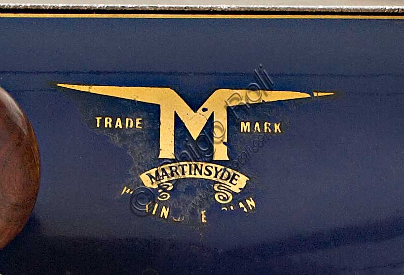 Moto d'epoca “Martinsyde 500 Sports” Marca: Martinsydemodello: 500 Sportsnazione: Regno Unito - Wokinganno: 1922condizioni: restauratacilindrata: 497,3 (alesaggio e corsa 60 x 88)motore: bicilindrico a V  i.o.e. (a valvole contrapposte, scarico in testa)cambio: AJS a tre rapportiFondata nel 1908 da Helmuth Paul Martin e George Harris Handasyde, la Martinsyde fu la terza azienda britannica per la produzione di aeroplani durante la Prima Guerra Mondiale. Alla fine della guerra, calato il bisogno di aerei, iniziò a produrre motociclette. Ma nel 1922 un disastroso incendio rase al suolo lo stabilimento e la Martinsyde fu liquidata.Nella sua breve storia la Martinsyde diede vita a un 350 monocilindrico, e a tre bicilindrici a valvole contrapposte, su progetto di Howard Newman: un 680 cc, un 740 cc e questo bellissimo Sports di 500. Di tutta la produzione sopravvivono solo 19 esemplari.