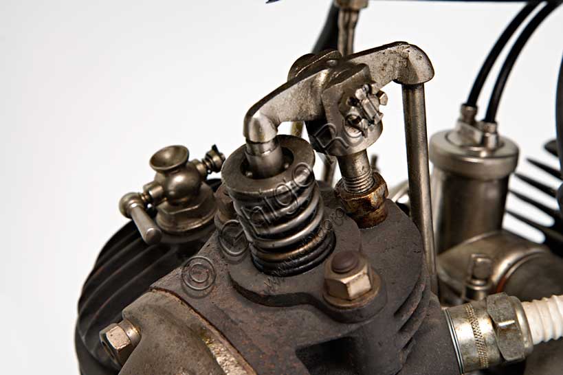 Moto d'epoca “Martinsyde 500 Sports” Marca: Martinsydemodello: 500 Sportsnazione: Regno Unito - Wokinganno: 1922condizioni: restauratacilindrata: 497,3 (alesaggio e corsa 60 x 88)motore: bicilindrico a V  i.o.e. (a valvole contrapposte, scarico in testa)cambio: AJS a tre rapportiFondata nel 1908 da Helmuth Paul Martin e George Harris Handasyde, la Martinsyde fu la terza azienda britannica per la produzione di aeroplani durante la Prima Guerra Mondiale. Alla fine della guerra, calato il bisogno di aerei, iniziò a produrre motociclette. Ma nel 1922 un disastroso incendio rase al suolo lo stabilimento e la Martinsyde fu liquidata.Nella sua breve storia la Martinsyde diede vita a un 350 monocilindrico, e a tre bicilindrici a valvole contrapposte, su progetto di Howard Newman: un 680 cc, un 740 cc e questo bellissimo Sports di 500. Di tutta la produzione sopravvivono solo 19 esemplari.