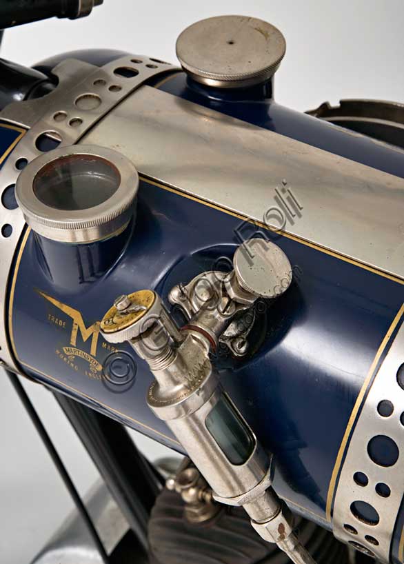 Moto d'epoca “Martinsyde 500 Sports” Marca: Martinsydemodello: 500 Sportsnazione: Regno Unito - Wokinganno: 1922condizioni: restauratacilindrata: 497,3 (alesaggio e corsa 60 x 88)motore: bicilindrico a V  i.o.e. (a valvole contrapposte, scarico in testa)cambio: AJS a tre rapportiFondata nel 1908 da Helmuth Paul Martin e George Harris Handasyde, la Martinsyde fu la terza azienda britannica per la produzione di aeroplani durante la Prima Guerra Mondiale. Alla fine della guerra, calato il bisogno di aerei, iniziò a produrre motociclette. Ma nel 1922 un disastroso incendio rase al suolo lo stabilimento e la Martinsyde fu liquidata.Nella sua breve storia la Martinsyde diede vita a un 350 monocilindrico, e a tre bicilindrici a valvole contrapposte, su progetto di Howard Newman: un 680 cc, un 740 cc e questo bellissimo Sports di 500. Di tutta la produzione sopravvivono solo 19 esemplari.