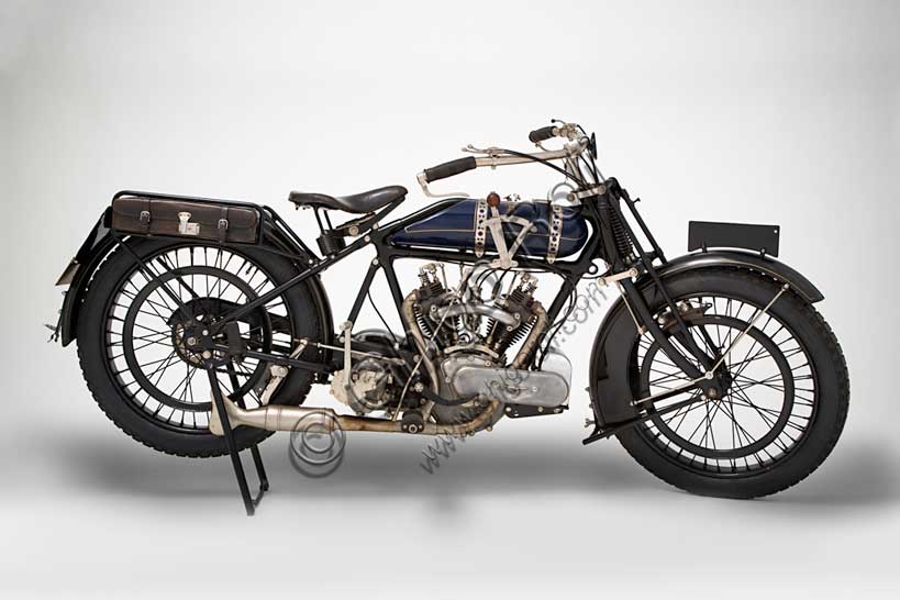 Moto d'epoca “Martinsyde 500 Sports” Marca: Martinsydemodello: 500 Sportsnazione: Regno Unito - Wokinganno: 1922condizioni: restauratacilindrata: 497,3 (alesaggio e corsa 60 x 88)motore: bicilindrico a V  i.o.e. (a valvole contrapposte, scarico in testa)cambio: AJS a tre rapportiFondata nel 1908 da Helmuth Paul Martin e George Harris Handasyde, la Martinsyde fu la terza azienda britannica per la produzione di aeroplani durante la Prima Guerra Mondiale. Alla fine della guerra, calato il bisogno di aerei, iniziò a produrre motociclette. Ma nel 1922 un disastroso incendio rase al suolo lo stabilimento e la Martinsyde fu liquidata.Nella sua breve storia la Martinsyde diede vita a un 350 monocilindrico, e a tre bicilindrici a valvole contrapposte, su progetto di Howard Newman: un 680 cc, un 740 cc e questo bellissimo Sports di 500. Di tutta la produzione sopravvivono solo 19 esemplari.