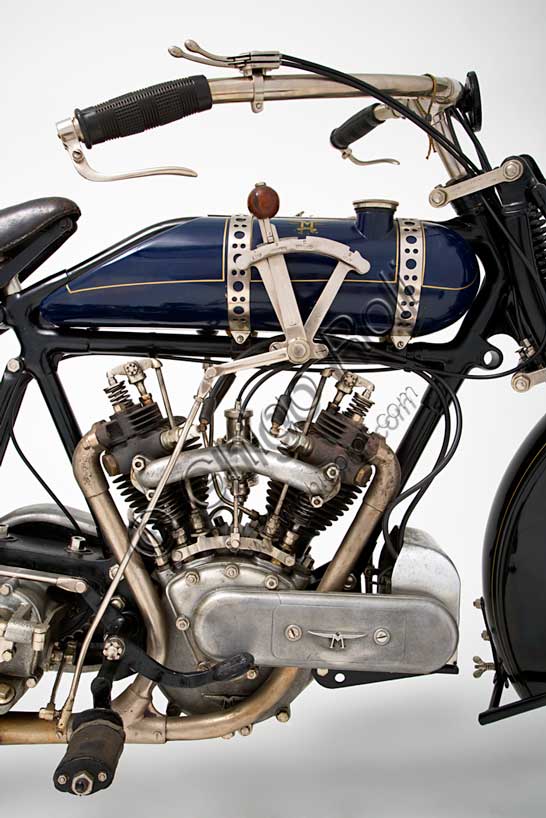 Moto d'epoca “Martinsyde 500 Sports” Marca: Martinsydemodello: 500 Sportsnazione: Regno Unito - Wokinganno: 1922condizioni: restauratacilindrata: 497,3 (alesaggio e corsa 60 x 88)motore: bicilindrico a V  i.o.e. (a valvole contrapposte, scarico in testa)cambio: AJS a tre rapportiFondata nel 1908 da Helmuth Paul Martin e George Harris Handasyde, la Martinsyde fu la terza azienda britannica per la produzione di aeroplani durante la Prima Guerra Mondiale. Alla fine della guerra, calato il bisogno di aerei, iniziò a produrre motociclette. Ma nel 1922 un disastroso incendio rase al suolo lo stabilimento e la Martinsyde fu liquidata.Nella sua breve storia la Martinsyde diede vita a un 350 monocilindrico, e a tre bicilindrici a valvole contrapposte, su progetto di Howard Newman: un 680 cc, un 740 cc e questo bellissimo Sports di 500. Di tutta la produzione sopravvivono solo 19 esemplari.