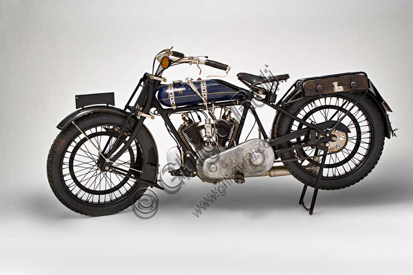 Moto d'epoca “Martinsyde 500 Sports” Marca: Martinsydemodello: 500 Sportsnazione: Regno Unito - Wokinganno: 1922condizioni: restauratacilindrata: 497,3 (alesaggio e corsa 60 x 88)motore: bicilindrico a V  i.o.e. (a valvole contrapposte, scarico in testa)cambio: AJS a tre rapportiFondata nel 1908 da Helmuth Paul Martin e George Harris Handasyde, la Martinsyde fu la terza azienda britannica per la produzione di aeroplani durante la Prima Guerra Mondiale. Alla fine della guerra, calato il bisogno di aerei, iniziò a produrre motociclette. Ma nel 1922 un disastroso incendio rase al suolo lo stabilimento e la Martinsyde fu liquidata.Nella sua breve storia la Martinsyde diede vita a un 350 monocilindrico, e a tre bicilindrici a valvole contrapposte, su progetto di Howard Newman: un 680 cc, un 740 cc e questo bellissimo Sports di 500. Di tutta la produzione sopravvivono solo 19 esemplari.