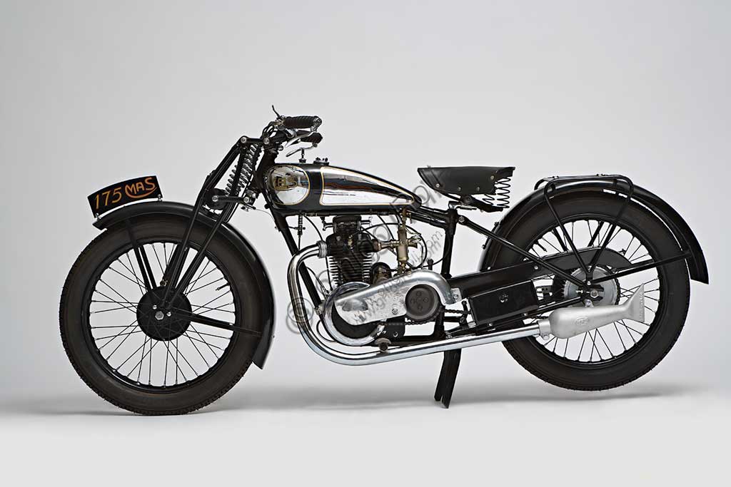 Moto d'epoca Mas 109 L - 175 ccMarca: Masmodello: 109 Lnazione: Italia - Milanoanno: 1932condizioni: restauratacilindrata: 174 (alesaggio e corsa 60 x 61,5)motore: monocilindrico a valvole in testcambio: a tre rapportiL'ingegner Alberico Seiling, nato a Terni, fonda nel 1922 a Milano la M.A.S. (Motori Ausiliari Seiling, che poi diverrà Motocicli Alberico Seiling). Seguendo un percorso comune a molti altri in questo periodo, prima importa motori dall'estero che applica alle biciclette, poi inizia a costruirne di propri e infine crea vere motociclette diventando uno dei produttori più prolifici  e geniali. (Per inciso ricordiamo che il confine tra bicicletta a motore e motocicletta è dato dal peso del motore che come stabilito per legge, non doveva superare i 17 chili). Nel '26 produce la prima 109 L con motore di 175 cc. Nello stesso anno questo modello condotto da Seiling medesimo, vince la Milano Pasubio categoria 175.Questo modello, con continui perfezionamenti, sarà prodotto ancora per anni, regalando numerosissime vittorie all'azienda.