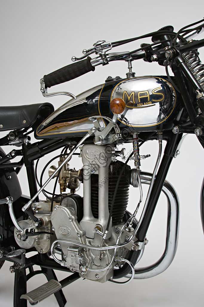 Moto d'epoca Mas 109 L - 175 ccMarca: Masmodello: 109 Lnazione: Italia - Milanoanno: 1932condizioni: restauratacilindrata: 174 (alesaggio e corsa 60 x 61,5)motore: monocilindrico a valvole in testcambio: a tre rapportiL'ingegner Alberico Seiling, nato a Terni, fonda nel 1922 a Milano la M.A.S. (Motori Ausiliari Seiling, che poi diverrà Motocicli Alberico Seiling). Seguendo un percorso comune a molti altri in questo periodo, prima importa motori dall'estero che applica alle biciclette, poi inizia a costruirne di propri e infine crea vere motociclette diventando uno dei produttori più prolifici  e geniali. (Per inciso ricordiamo che il confine tra bicicletta a motore e motocicletta è dato dal peso del motore che come stabilito per legge, non doveva superare i 17 chili). Nel '26 produce la prima 109 L con motore di 175 cc. Nello stesso anno questo modello condotto da Seiling medesimo, vince la Milano Pasubio categoria 175.Questo modello, con continui perfezionamenti, sarà prodotto ancora per anni, regalando numerosissime vittorie all'azienda.