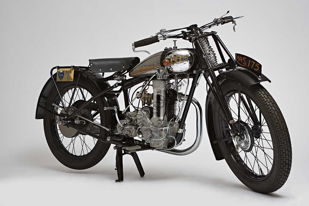 Moto d'epoca Mas 109 L - 175 ccMarca: Masmodello: 109 Lnazione: Italia - Milanoanno: 1932condizioni: restauratacilindrata: 174 (alesaggio e corsa 60 x 61,5)motore: monocilindrico a valvole in testcambio: a tre rapportiL'ingegner Alberico Seiling, nato a Terni, fonda nel 1922 a Milano la M.A.S. (Motori Ausiliari Seiling, che poi diverrà Motocicli Alberico Seiling). Seguendo un percorso comune a molti altri in questo periodo, prima importa motori dall'estero che applica alle biciclette, poi inizia a costruirne di propri e infine crea vere motociclette diventando uno dei produttori più prolifici  e geniali. (Per inciso ricordiamo che il confine tra bicicletta a motore e motocicletta è dato dal peso del motore che come stabilito per legge, non doveva superare i 17 chili). Nel '26 produce la prima 109 L con motore di 175 cc. Nello stesso anno questo modello condotto da Seiling medesimo, vince la Milano Pasubio categoria 175.Questo modello, con continui perfezionamenti, sarà prodotto ancora per anni, regalando numerosissime vittorie all'azienda.