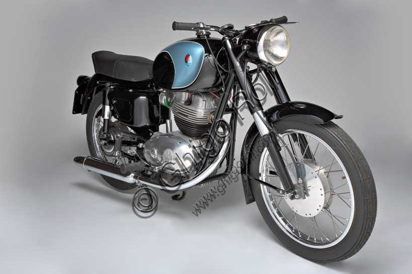 Vintage motorcycle “Maserati 250 T4”Brand: Maseratimodel: 250 T4country: Italy - Modenayear: 1956condition: restoreddisplacement: 246.17 (bore and stroke 70 x 64)engine: Single-cylinder with overhead valvesgearbox: four-speedThe 250, presented in 1954, is the last motorcycle to be produced by the “Fabbrica Candele e Accumulatori Maserati” before the Modena factories of the trident definitively converted to the production of cars. Umberto Panini, the owner of this model, worked at Maserati in those years and wanted to preserve this memory. The T4 presents notable technical refinements: it is the first production motorcycle with dual ignition and has twin-helical gears in the distribution. It had a rather calm nature (it did not exceed 120 km/h) and a good linearity of power delivery, but it was not successful and no more than 200 examples were produced. The surviving ones are rare.