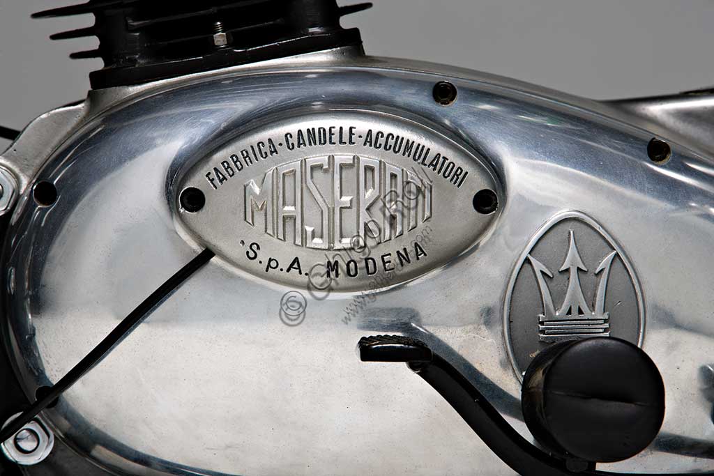 Moto d'epoca Maserati 250 T4.Marca: Maseratimodello: 250 T4nazione: Italia - Modenaanno: 1956condizioni: restauratacilindrata: 246,17 (alesaggio e corsa 70 x 64) motore: Monocilindrico a valvole in testacambio:a quattro rapportiLa 250, presentata nel 1954, è l’ultima moto ad essere prodotta dalla “Fabbrica Candele e Accumulatori Maserati” prima che gli stabilimenti modenesi del tridente si convertano definitivamente alla produzione di automobili. Umberto Panini, il proprietario di questo esemplare, lavorava in quegli anni alla Maserati e ha voluto conservarne questo ricordo. La T4 presenta notevoli raffinatezze tecniche: è la prima moto di serie con doppia accensione e monta ingranaggi bielicoidali nella distribuzione. Aveva un indole piuttosto tranquilla (non superava i 120 km/h) e una buona linearità di erogazione della potenza, ma non ebbe successo e fu prodotta in non più di 200 esemplari. Quelli superstiti sono rari.