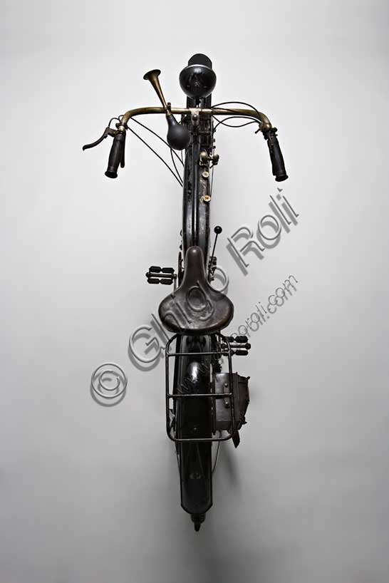 Vintage motorcycle “Mignon 125 N”Brand: Moto Mignon Modena (MMM)model: 125 Tipo Normalecountry: Italy - Modenayear: 1925condition: preserveddisplacement: 123.6 (bore and stroke 54 x 54)engine: single-cylinder with opposed valves with overhead intake, side exhaustgearbox: two-speed blockVittorio Guerzoni, after an apprenticeship in Turin in the automotive industry where, working as a laborer, he graduated as a mechanic, opened his workshop in Modena after the war. He built the first prototype of his motorized bicycle in 1920, with an engine designed by Armando Caiumi. Later he built more powerful motorcycles of 175, 250 and 500 cc, also in the Corsa version, some of which were used by the Ferrari team. After 1933 the Mignon brand no longer appears but Guerzoni continues to build some motorcycles with his name (Moto Guerzoni - MG) and, above all, the Taurus engines on behalf of Cav. Fabbri of Milan.