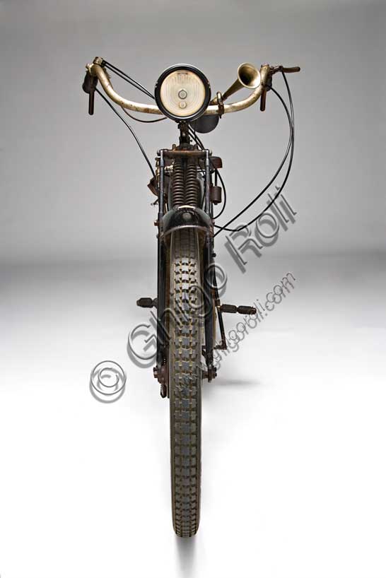 Vintage motorcycle “Mignon 125 N”Brand: Moto Mignon Modena (MMM)model: 125 Tipo Normalecountry: Italy - Modenayear: 1925condition: preserveddisplacement: 123.6 (bore and stroke 54 x 54)engine: single-cylinder with opposed valves with overhead intake, side exhaustgearbox: two-speed blockVittorio Guerzoni, after an apprenticeship in Turin in the automotive industry where, working as a laborer, he graduated as a mechanic, opened his workshop in Modena after the war. He built the first prototype of his motorized bicycle in 1920, with an engine designed by Armando Caiumi. Later he built more powerful motorcycles of 175, 250 and 500 cc, also in the Corsa version, some of which were used by the Ferrari team. After 1933 the Mignon brand no longer appears but Guerzoni continues to build some motorcycles with his name (Moto Guerzoni - MG) and, above all, the Taurus engines on behalf of Cav. Fabbri of Milan.
