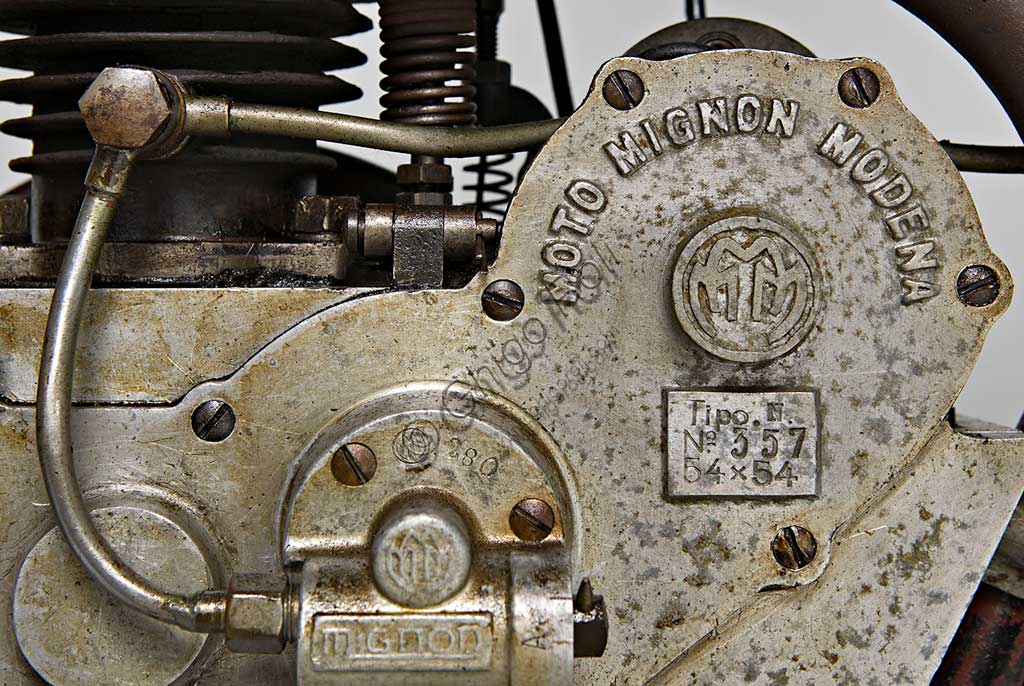 Moto d'epoca Mignon 125 N.Marca: Moto Mignon Modena (MMM)modello: 125 Tipo Normalenazione: Italia - Modenaanno: 1925condizioni: conservatacilindrata: 123,6 (alesaggio e corsa 54 x 54)motore: monocilindrico a valvole contrapposte: aspirazione in testa, scarico lateralecambio: in blocco a due rapportiVittorio Guerzoni, dopo un tirocinio a Torino nell' industria automobilistica dove, lavorando da operaio, si diploma meccanico, apre la sua officina a Modena nel dopoguerra. Costruisce il primo prototipo della sua bicicletta a motore nel '20, con motore progettato da Armando Caiumi. Più tardi costruirà moto più potenti di 175, 250 e 500 cc, anche nella versione Corsa, alcune delle quali furono utilizzate dalla scuderia Ferrari. Dopo il '33 non compare più il marchio Mignon ma Guerzoni continua a costruire alcune moto con il suo nome (Moto Guerzoni - MG) e, soprattutto, i motori Taurus per conto del Cav. Fabbri di Milano.