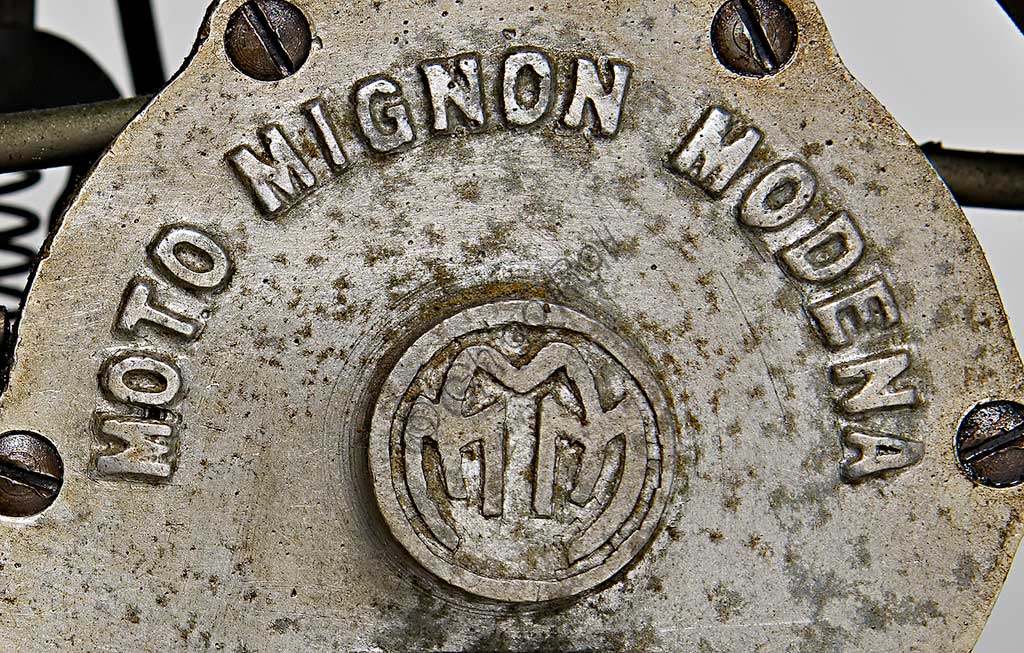 Moto d'epoca Mignon 125 N.Marca: Moto Mignon Modena (MMM)modello: 125 Tipo Normalenazione: Italia - Modenaanno: 1925condizioni: conservatacilindrata: 123,6 (alesaggio e corsa 54 x 54)motore: monocilindrico a valvole contrapposte: aspirazione in testa, scarico lateralecambio: in blocco a due rapportiVittorio Guerzoni, dopo un tirocinio a Torino nell' industria automobilistica dove, lavorando da operaio, si diploma meccanico, apre la sua officina a Modena nel dopoguerra. Costruisce il primo prototipo della sua bicicletta a motore nel '20, con motore progettato da Armando Caiumi. Più tardi costruirà moto più potenti di 175, 250 e 500 cc, anche nella versione Corsa, alcune delle quali furono utilizzate dalla scuderia Ferrari. Dopo il '33 non compare più il marchio Mignon ma Guerzoni continua a costruire alcune moto con il suo nome (Moto Guerzoni - MG) e, soprattutto, i motori Taurus per conto del Cav. Fabbri di Milano.