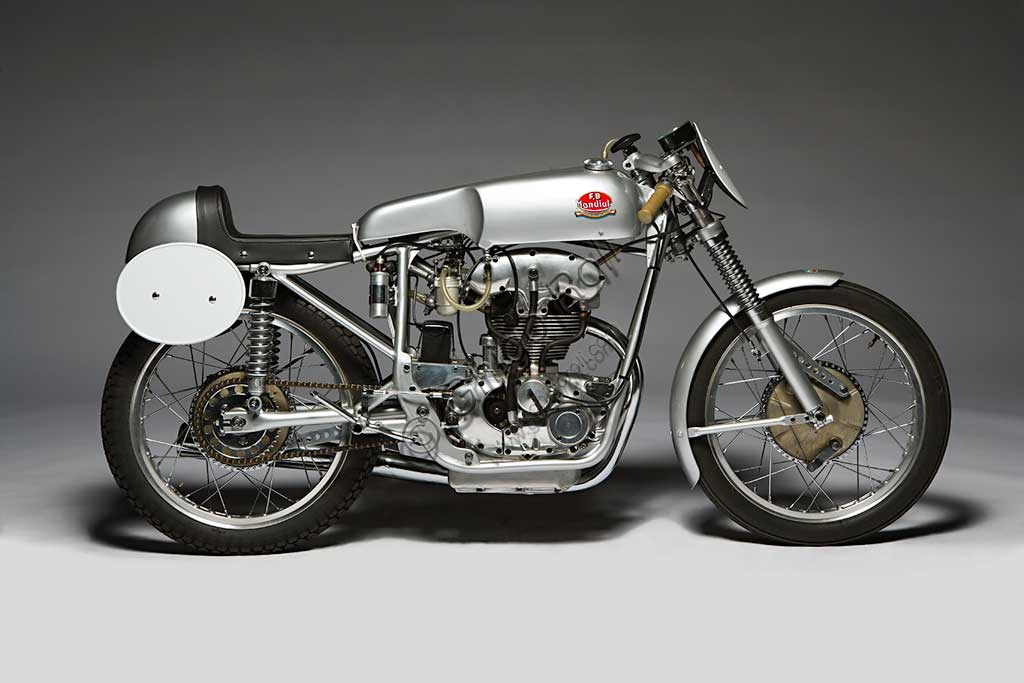 Moto d'epoca Mondial  175 Marca: Mondialmodello: 175nazione: Italia - Bologna e Milanoanno: 1954condizioni: restauratacilindrata: 174,4 (alesaggio e corsa 62 x 57,8)motore: monocilindricocambio: in blocco a cinque rapportiNata nel 1929 per volontà dei conti Boselli di Ancarano (Piacenza), la F.B. Mondial produsse fino alla Seconda Guerra Mondiale solo motocarri per trasporto merci. Ma l'amore per le motociclette che aveva segnato Giuseppe, uno dei fratelli Boselli fin da ragazzo, riemerge nel '46 quando vide la luce una 125 quattro tempi bialbero, molto innovativa per l'epoca, progettata da Alfonso Drusiani. Appena nata la piccola 125 battè il record sul chilometro lanciato e diede inizio a una lunga stagione di successi che vide la Mondial produrre prima solo moto per le corse, poi anche per i privati, ma sempre molto vicine allo spirito agonistico. Questo modello, nato anch'esso per le corse, raggiungeva, in versione carenata, i 181 km/h.