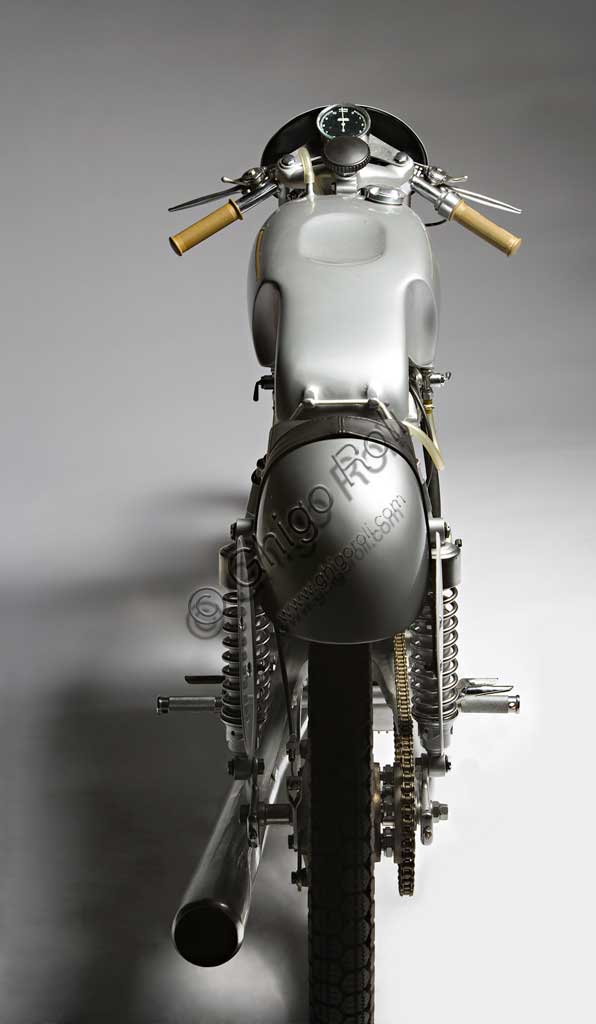 Moto d'epoca Mondial  175 Marca: Mondialmodello: 175nazione: Italia - Bologna e Milanoanno: 1954condizioni: restauratacilindrata: 174,4 (alesaggio e corsa 62 x 57,8)motore: monocilindricocambio: in blocco a cinque rapportiNata nel 1929 per volontà dei conti Boselli di Ancarano (Piacenza), la F.B. Mondial produsse fino alla Seconda Guerra Mondiale solo motocarri per trasporto merci. Ma l'amore per le motociclette che aveva segnato Giuseppe, uno dei fratelli Boselli fin da ragazzo, riemerge nel '46 quando vide la luce una 125 quattro tempi bialbero, molto innovativa per l'epoca, progettata da Alfonso Drusiani. Appena nata la piccola 125 battè il record sul chilometro lanciato e diede inizio a una lunga stagione di successi che vide la Mondial produrre prima solo moto per le corse, poi anche per i privati, ma sempre molto vicine allo spirito agonistico. Questo modello, nato anch'esso per le corse, raggiungeva, in versione carenata, i 181 km/h.