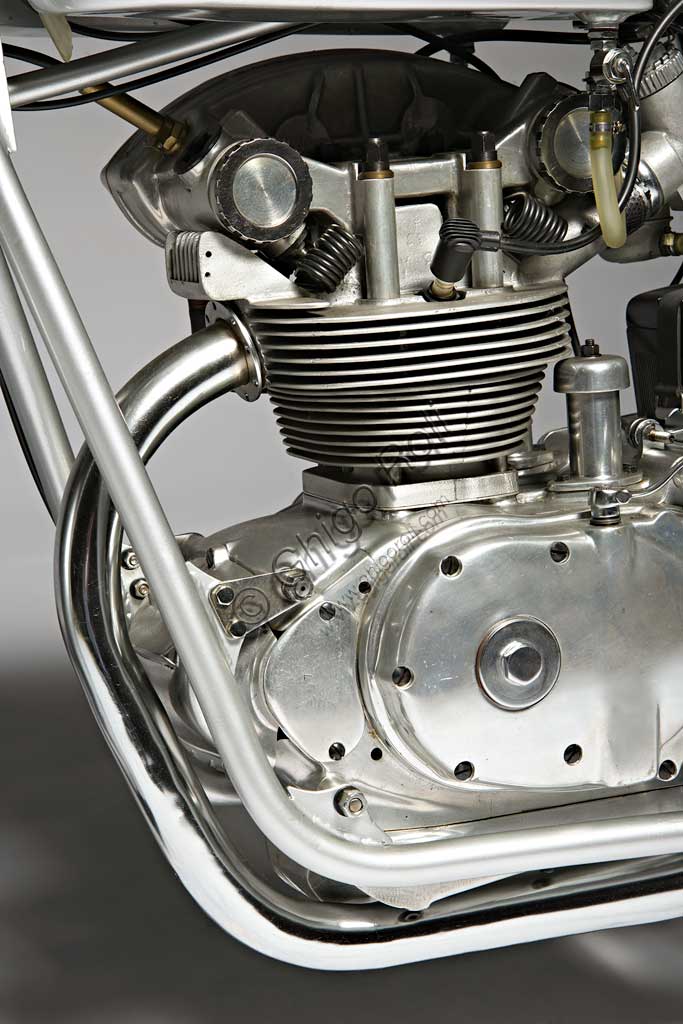 Moto d'epoca Mondial  175. Motore.Marca: Mondialmodello: 175nazione: Italia - Bologna e Milanoanno: 1954condizioni: restauratacilindrata: 174,4 (alesaggio e corsa 62 x 57,8)motore: monocilindricocambio: in blocco a cinque rapportiNata nel 1929 per volontà dei conti Boselli di Ancarano (Piacenza), la F.B. Mondial produsse fino alla Seconda Guerra Mondiale solo motocarri per trasporto merci. Ma l'amore per le motociclette che aveva segnato Giuseppe, uno dei fratelli Boselli fin da ragazzo, riemerge nel '46 quando vide la luce una 125 quattro tempi bialbero, molto innovativa per l'epoca, progettata da Alfonso Drusiani. Appena nata la piccola 125 battè il record sul chilometro lanciato e diede inizio a una lunga stagione di successi che vide la Mondial produrre prima solo moto per le corse, poi anche per i privati, ma sempre molto vicine allo spirito agonistico. Questo modello, nato anch'esso per le corse, raggiungeva, in versione carenata, i 181 km/h.