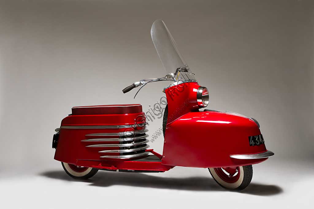 Moto d'epoca Morin Scootavia. Scooter.Marca: Andrè Morinmodello: Scootavianazione: Francia - Parigianno: 1950condizioni: restauratocilindrata: 125 cc.motore: Ydral monocilindrico a due tempicambio: a quattro rapportiCreato da A. Morin, ingegnere aeronautico, lo Scootavia fece largo uso di raffinatissime fusioni in lega leggera (elektron, magnesio e altre). Nonostante fosse venduto in scatola di montaggio costava quasi il doppio di una Vespa. Ne furono prodotti meno di ottanta esemplari. Oggi ne sopravvivono solo due perfettamente restaurati.