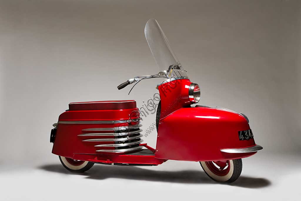 Moto d'epoca Morin Scootavia. Scooter.Marca: Andrè Morinmodello: Scootavianazione: Francia - Parigianno: 1950condizioni: restauratocilindrata: 125 cc.motore: Ydral monocilindrico a due tempicambio: a quattro rapportiCreato da A. Morin, ingegnere aeronautico, lo Scootavia fece largo uso di raffinatissime fusioni in lega leggera (elektron, magnesio e altre). Nonostante fosse venduto in scatola di montaggio costava quasi il doppio di una Vespa. Ne furono prodotti meno di ottanta esemplari. Oggi ne sopravvivono solo due perfettamente restaurati.