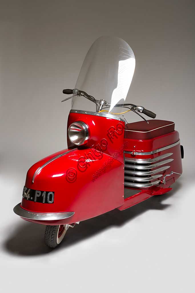 Moto d'epoca Morin Scootavia. Scooter.Marca: Andrè Morinmodello: Scootavianazione: Francia - Parigianno: 1950condizioni: restauratocilindrata: 125 cc.motore: Ydral monocilindrico a due tempicambio: a quattro rapportiCreato da A. Morin, ingegnere aeronautico, lo Scootavia fece largo uso di raffinatissime fusioni in lega leggera (elektron, magnesio e altre). Nonostante fosse venduto in scatola di montaggio costava quasi il doppio di una Vespa. Ne furono prodotti meno di ottanta esemplari. Oggi ne sopravvivono solo due perfettamente restaurati.