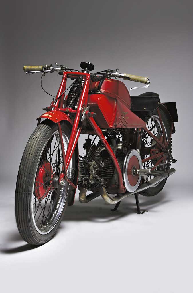 Moto d'epoca Moto Guzzi 4 VT SS Casafabbrica: Moto Guzzimodello: 500 cc 4 VT Ss Casafabbricata in: Italia - Mandello sul Larioanno di costruzione: 1932condizioni: restauratacilindrata: 498,4 cc (alesaggio e corsa: 88 x 82)motore: monocilindrico a 4 valvole in testacambio: in blocco a tre rapportiLa Moto Guzzi produsse per diversi anni la 4V Corsa che raccolse numerosissimi successi. Costava al pubblico 12300 Lire, cioè più di una buona automobile. Dalla documentazione della casa si legge:  "Causa l'eccezionale potenza sviluppata, lo sforzo anormale cui generalmente si assoggetta tale macchina da corsa, la casa non assume garanzia sulla durata del materiale"... Tra tutte le quattro valvole, ne vennero prodotte solo tre per i piloti ufficiali Guzzi, con la denominazione 4 Vt Ss Casa.  Su una di queste tre Carlo Fumagalli vinse nel 1932 la Milano-Napoli mantenendo una media complessiva di 90 Kmh;  la media del solo tratto Milano-Bologna  fu di 145 Km/h! Quella fotografata appartenne a Terzo Bandini. L'altro pilota che potè condurre una di queste moto era Amilcare Moretti.