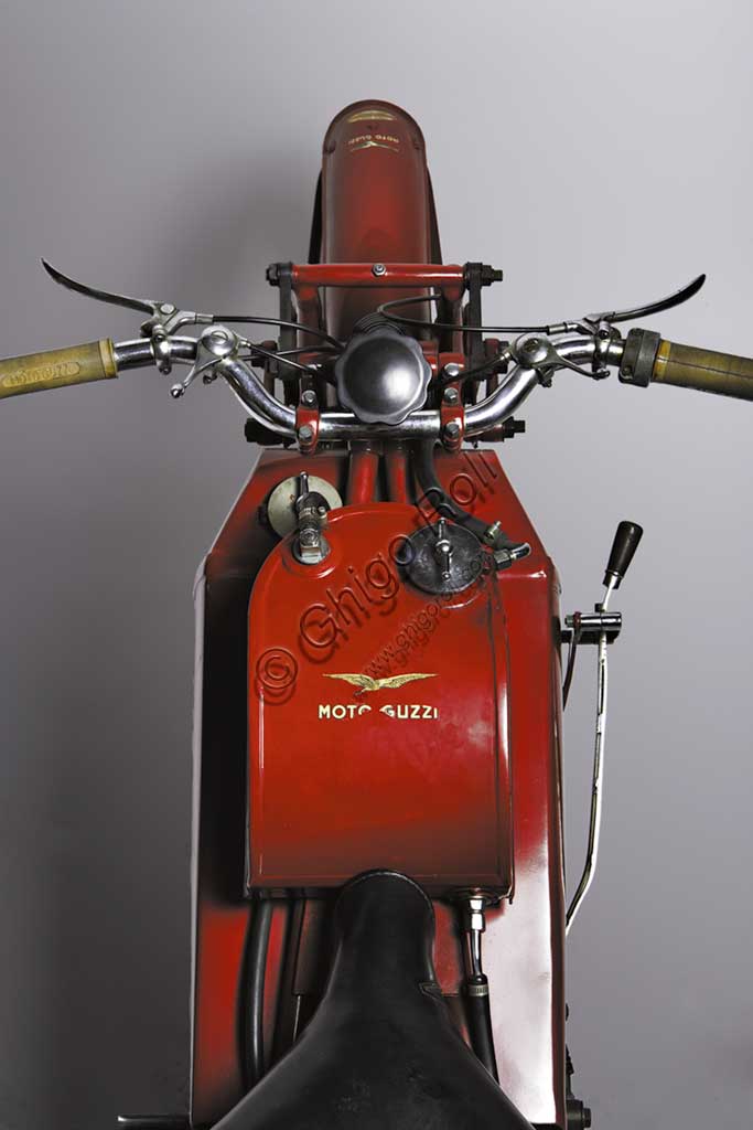 Moto d'epoca Moto Guzzi 4 VT SS Casafabbrica: Moto Guzzimodello: 500 cc 4 VT Ss Casafabbricata in: Italia - Mandello sul Larioanno di costruzione: 1932condizioni: restauratacilindrata: 498,4 cc (alesaggio e corsa: 88 x 82)motore: monocilindrico a 4 valvole in testacambio: in blocco a tre rapportiLa Moto Guzzi produsse per diversi anni la 4V Corsa che raccolse numerosissimi successi. Costava al pubblico 12300 Lire, cioè più di una buona automobile. Dalla documentazione della casa si legge:  "Causa l'eccezionale potenza sviluppata, lo sforzo anormale cui generalmente si assoggetta tale macchina da corsa, la casa non assume garanzia sulla durata del materiale"... Tra tutte le quattro valvole, ne vennero prodotte solo tre per i piloti ufficiali Guzzi, con la denominazione 4 Vt Ss Casa.  Su una di queste tre Carlo Fumagalli vinse nel 1932 la Milano-Napoli mantenendo una media complessiva di 90 Kmh;  la media del solo tratto Milano-Bologna  fu di 145 Km/h! Quella fotografata appartenne a Terzo Bandini. L'altro pilota che potè condurre una di queste moto era Amilcare Moretti.