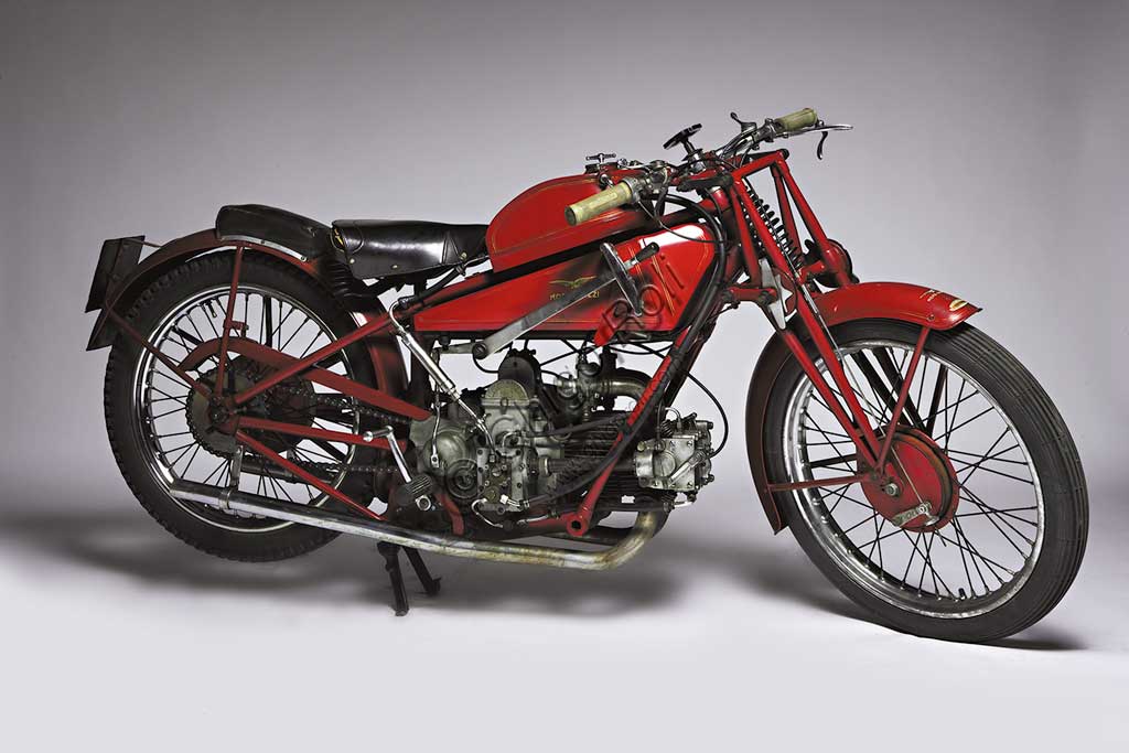 Moto d'epoca Moto Guzzi 4 VT SS Casafabbrica: Moto Guzzimodello: 500 cc 4 VT Ss Casafabbricata in: Italia - Mandello sul Larioanno di costruzione: 1932condizioni: restauratacilindrata: 498,4 cc (alesaggio e corsa: 88 x 82)motore: monocilindrico a 4 valvole in testacambio: in blocco a tre rapportiLa Moto Guzzi produsse per diversi anni la 4V Corsa che raccolse numerosissimi successi. Costava al pubblico 12300 Lire, cioè più di una buona automobile. Dalla documentazione della casa si legge:  "Causa l'eccezionale potenza sviluppata, lo sforzo anormale cui generalmente si assoggetta tale macchina da corsa, la casa non assume garanzia sulla durata del materiale"... Tra tutte le quattro valvole, ne vennero prodotte solo tre per i piloti ufficiali Guzzi, con la denominazione 4 Vt Ss Casa.  Su una di queste tre Carlo Fumagalli vinse nel 1932 la Milano-Napoli mantenendo una media complessiva di 90 Kmh;  la media del solo tratto Milano-Bologna  fu di 145 Km/h! Quella fotografata appartenne a Terzo Bandini. L'altro pilota che potè condurre una di queste moto era Amilcare Moretti.