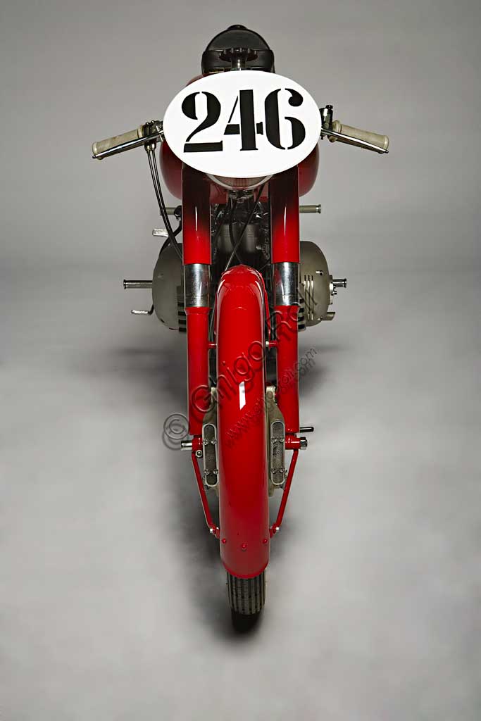 Moto d'epoca Motobi Gran Sport 250 GSSMarca: Motobimodello: Gran Sport 250 Gss Competizionenazione: Italia - Pesaroanno: 1956condizioni: restauratacilindrata: 247,2  (alesaggio e corsa 54 x 54)motore: a due tempi, due cilindricambio: a quattro rapportiNel 1949 Giuseppe Benelli, in seguito a disaccordi con gli altri fratelli, esce dall'azienda di famiglia e fonda la Motobi. Accanto a molti modelli di serie, in gran parte simili agli analoghi prodotti dalla Benelli, sviluppa anch'egli alcuni modelli da corsa tra i quali questo Gran Sport Speciale, derivato dal Gran Sport di serie e destinato alle corse di Gran Fondo.Caratteristico è il disegno ovale del motore, con i due cilindri orizzontali disposti parallelamente e fronte marcia. Superava i 130 km/h.