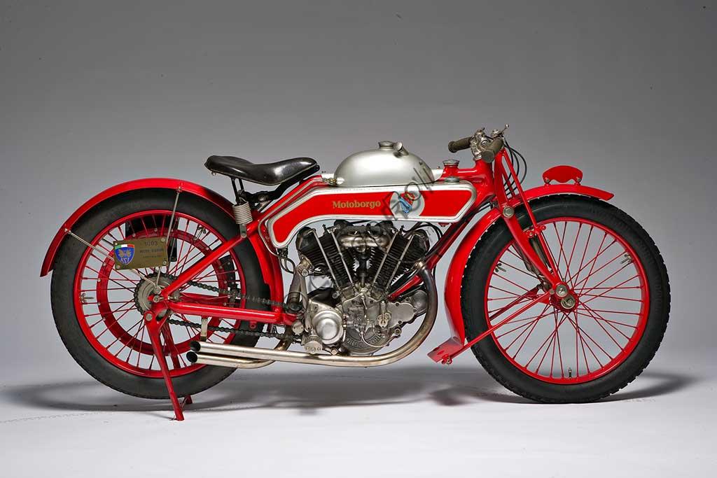 Moto d'epoca Motoborgo 500fabbrica: Borgomodello: 500 fabbricata in: Italia - Torinoanno di costruzione: 1922condizioni: restauratacilindrata: 498 ccmotore: bicilindrico a V cambio: a due rapporti con frizione automaticaLa 500 bicilindrica, sicuramente una delle più belle moto degli anni '20, fu il canto del cigno della torinese Borgo, che dal '23 in avanti produrrà solo pistoni, fornendo, tra le altre aziende, anche la Ferrari. Con 20 Cv a 5500 giri (alesaggio x corsa:  68 x 68) raggiungeva facilmente i 120 Kmh, cosa che la fece apprezzare anche in ambito sportivo, dove raccolse numerosi successi. Unisce a soluzioni tecniche piuttosto rare, una notevole cura estetica, come nei particolari giunti sferici dei  semimanubri, che, realizzati in unica fusione con gli attacchi della forcella, consentono di variare l'assetto a piacere.Ha il serbatoio dell'olio ricavato nei tubi del telaio e un serbatoio dell'olio supplementare, sovrapposto a quello della benzina. All'avanguardia per i tempi, il cambio in blocco con il motore.